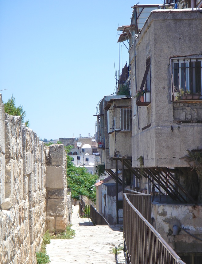 Isr Jerusalem Walking the Wall